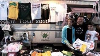 Paolo Massenzi e il camper con cui vende i prodotti realizzati dai carcerati