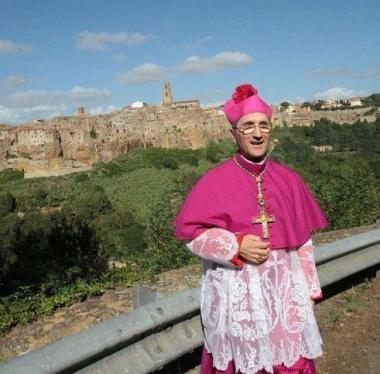 <b>DAVANTI AL PAESE. </b>Monsignor Borghetti alla curva della Madonna delle Grazie di fronte alla sua Pitigliano     
