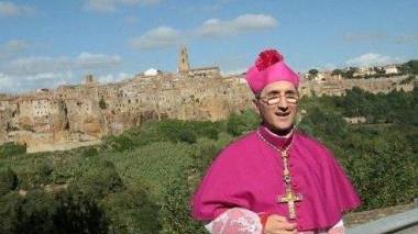 <b>DAVANTI AL PAESE. </b>Monsignor Borghetti alla curva della Madonna delle Grazie di fronte alla “sua” Pitigliano