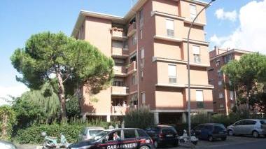 Sopra, il condominio di via Machiavelli dove è stata tentata la rapina di ieri mattina; a destra, l’inquilina che si è trovata faccia a faccia con il bandito che stava entrando nel portone dell’edificio per attendere l’uscita delle sue due vittime