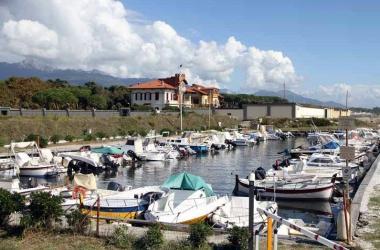 La barche dei soci del circolo Il Bozzetto, ancorate presso il Lavello 