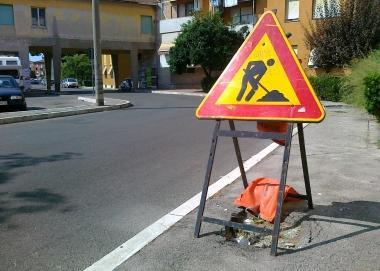 «Chiudete quelle due buche pericolose per chi cammina»
