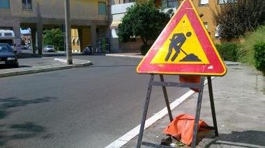 «Chiudete quelle due buche pericolose per chi cammina»