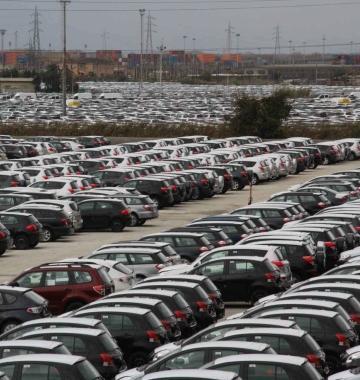 Il piazzale dei Fratelli Elia in via Firenze pieno di auto 