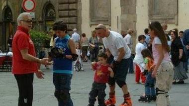 Bambini con i pattini a rotelle
