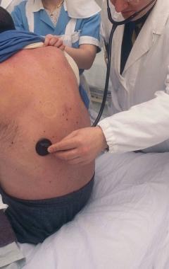 <b>MEDICI. </b>Un dottore visita un paziente 