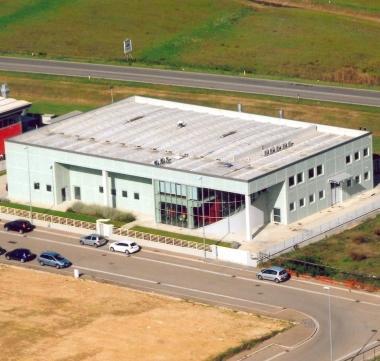 A destra limprenditore Norico Soldaini al quale il Comune ha assegnato il Leone rampante 2010 a sinistra la sede della sua azienda in via Caboto a Fucecchio  