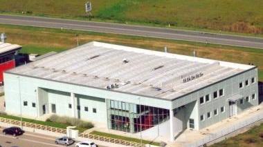 A destra l’imprenditore Norico Soldaini al quale il Comune ha assegnato il Leone rampante 2010 a sinistra la sede della sua azienda in via Caboto a Fucecchio