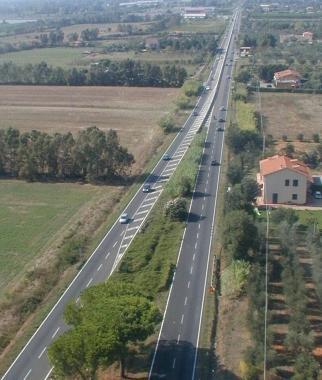 <b>LAURELIA </b>allaltezza di Orbetello; a sinistra laula del consiglio gremita di gente       