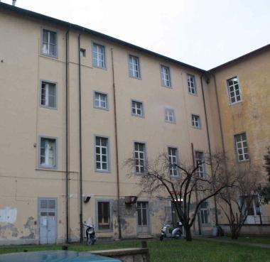 Una veduta dellex caserma Lamarmora che ospita sei classi dellItg Buontalenti       