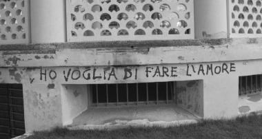 Una delle recenti scritte apparse sul gazebo e una coppia di sposi che posa sopra unaltra scritta. A destra le condizioni disastrose della balaustra della Terrazza Mascagni 