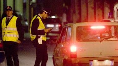 Controlli notturni della polizia municipale in città