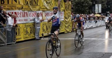 Larrivo a braccia alzate di Tomas Alberio vincitore delledizione dellanno scorso 