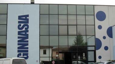 Sopra l’ingresso del centro Ginnasia A lato i titolari Annalisa Tuci e Luca Parrini