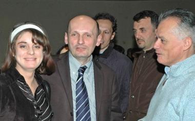 Paolo Bruni (al centro) tra Chiara Innocenti e Agostino Fragai  