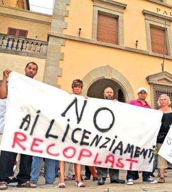 Lavoratori Recoplast protestano davanti alla prefettura (foto darchivio) 