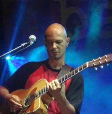 Il chitarrista della Bandabard&ograve; Alessandro Finazzo 