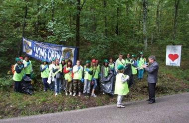 Gli alunni pronti a ripulire i boschi della Macchia Antonini