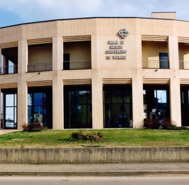 I carabinieri durante un controllo Sopra la sede della Banca di credito di Vignole 