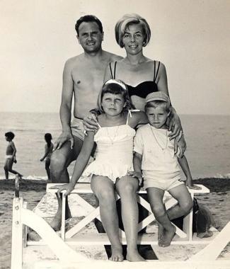 Sopra, Villoresi In alto, lattrice piccola al mare con il fratello e i genitori 