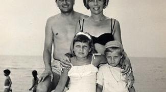 Sopra, Villoresi In alto, l’attrice piccola al mare con il fratello e i genitori