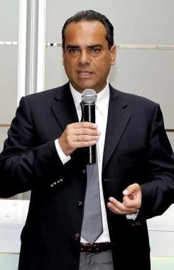 <strong>CCIAA. </strong>Gianni Lamioni presidente della Camera di Commercio; a sinistra mentre taglia il nastro alla fiera del vino