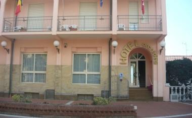 Pistola in pugno rapinano l'hotel
