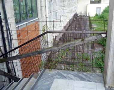 A sinistra, balaustra mancante al cimitero di Turano. Sopra, le buche nel pavimento nellarea dei sarcofaghi A destra, rifiuti abbandonati nel parcheggio di fronte al cimitero della frazione  
