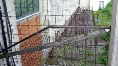 A sinistra, balaustra mancante al cimitero di Turano. Sopra, le buche nel pavimento nell’area dei sarcofaghi A destra, rifiuti abbandonati nel parcheggio di fronte al cimitero della frazione