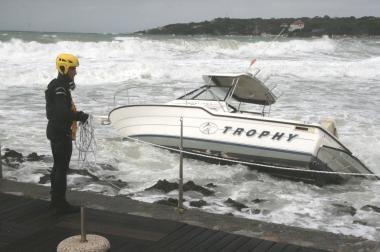 Due momenti dei soccorsi dell’imbarcazione naufragata a Caletta