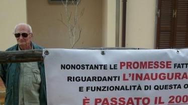 <b>CARTELLI.</b> La singolare forma di protesta di Mario Maiani