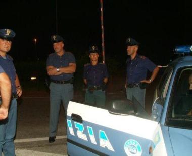 I poliziotti delle volanti in servizio sul territorio (foto darchivio)       