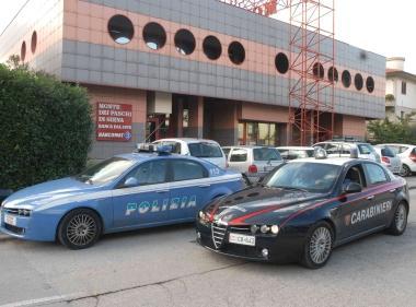 A destra la vetrata divelta dai banditi Sopra la filiale del Monte dei Paschi  