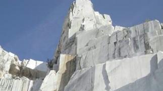 Una veduta delle cave e il big del marmo Andrea Franzoni