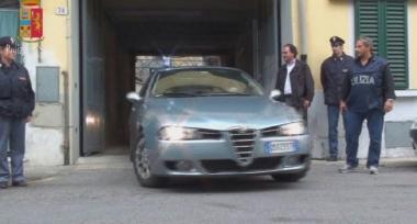 Gli arrestati vengono portati via dalla questura nelle auto-civetta 