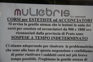 A destra alcune delle corsiste a sinistra lavviso fuori dalla porta 