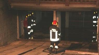 Il rogo di via della Ragnaia: pompieri in azione e il garage dopo l’incendio