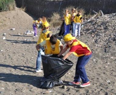 Tanti bambini a "Puliamo il mondo"