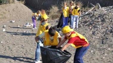 Tanti bambini a "Puliamo il mondo"