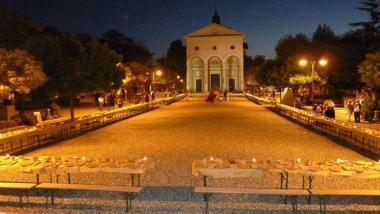 La tavolata sistemata in piazza a Vada per la cena medievale 