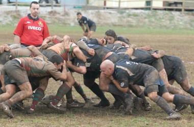 Il Rugby Rufus durante una mischia 