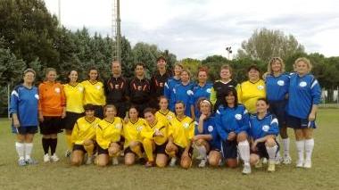 Foto di gruppo a fine partita sul campo Chiavacci