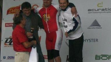 <b>TRIONFO.</b> Fabio Nari (a sinistra) esulta dopo il trionfo a Praga A destra, in sella al suo triciclo