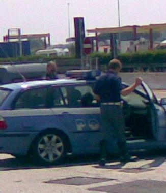 <b>PATTUGLIA.</b> Unauto della stradale nellarea di servizio  