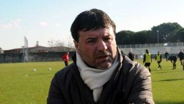 A sinistra il direttore generale della Massese Enrico Tommasi; in alto gli allenamenti dei bianconeri dopo il ko contro Pisa 