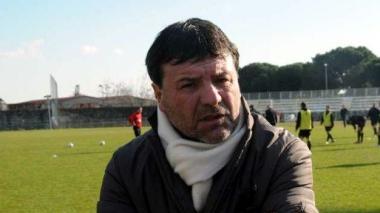 A sinistra il direttore generale della Massese Enrico Tommasi; in alto gli allenamenti dei bianconeri dopo il ko contro Pisa