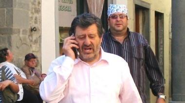 Il sindaco di Cutigliano Carluccio Ceccarelli e ledificio che ospita la piscina comunale    