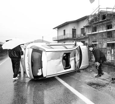 Uno dei tanti incidenti avvenuti sulla via Francesca 