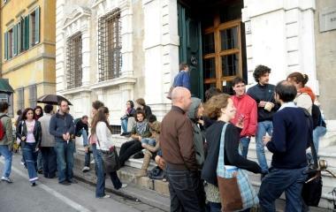Il presidio dei precari davanti al rettorato ieri mattina 
