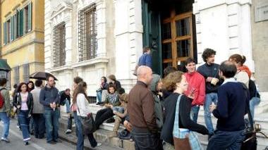 Il presidio dei precari davanti al rettorato ieri mattina
